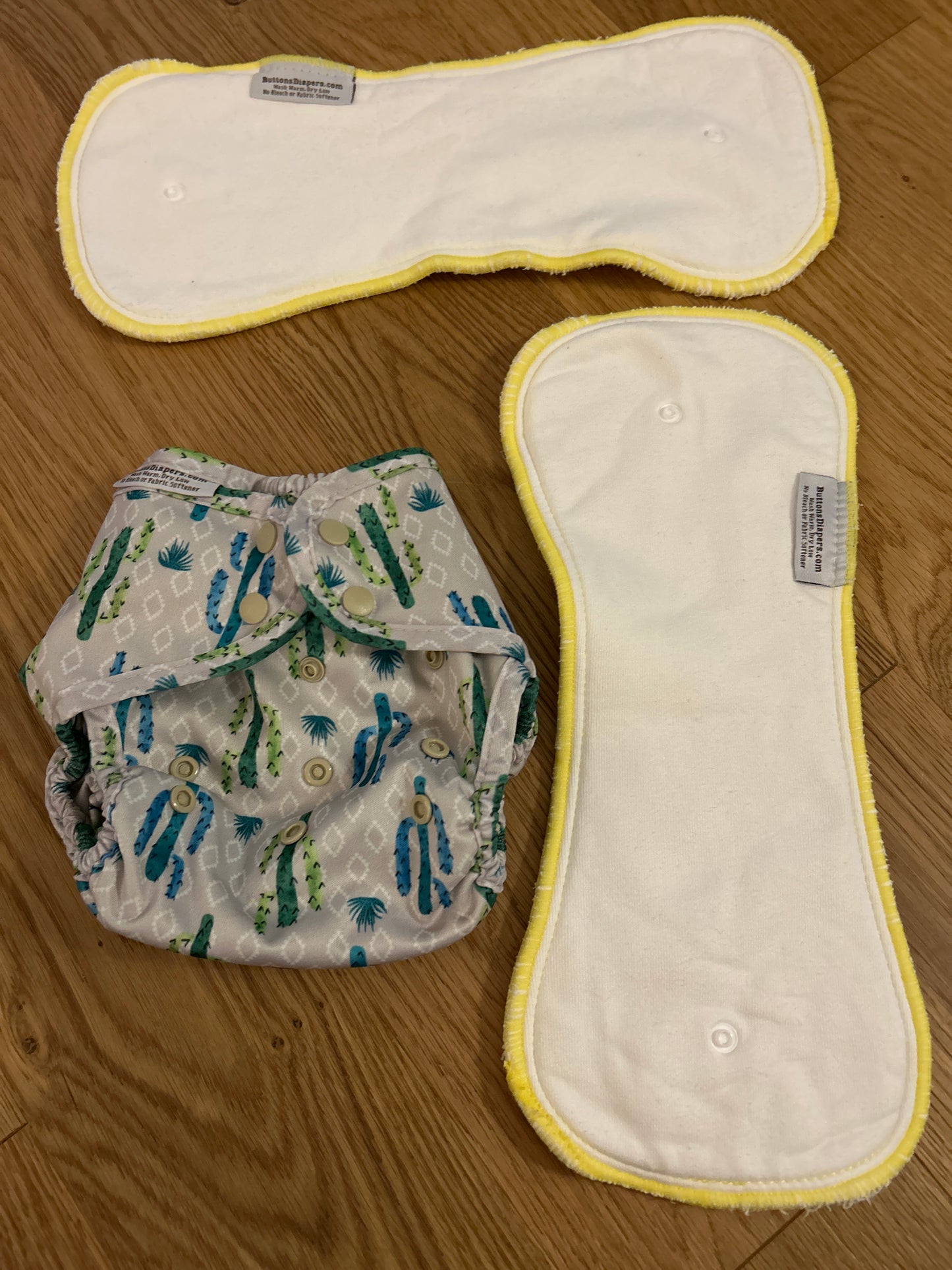 Buttons Diapers all in two nappy / nappy wrap (060)