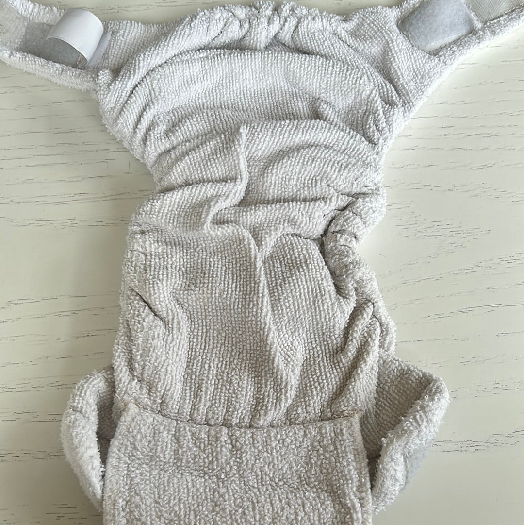 Little Lamb bamboo size two fitted nappy (049)